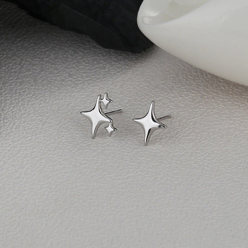 Süße und kleine asymmetrische Ohrstecker in Sternform