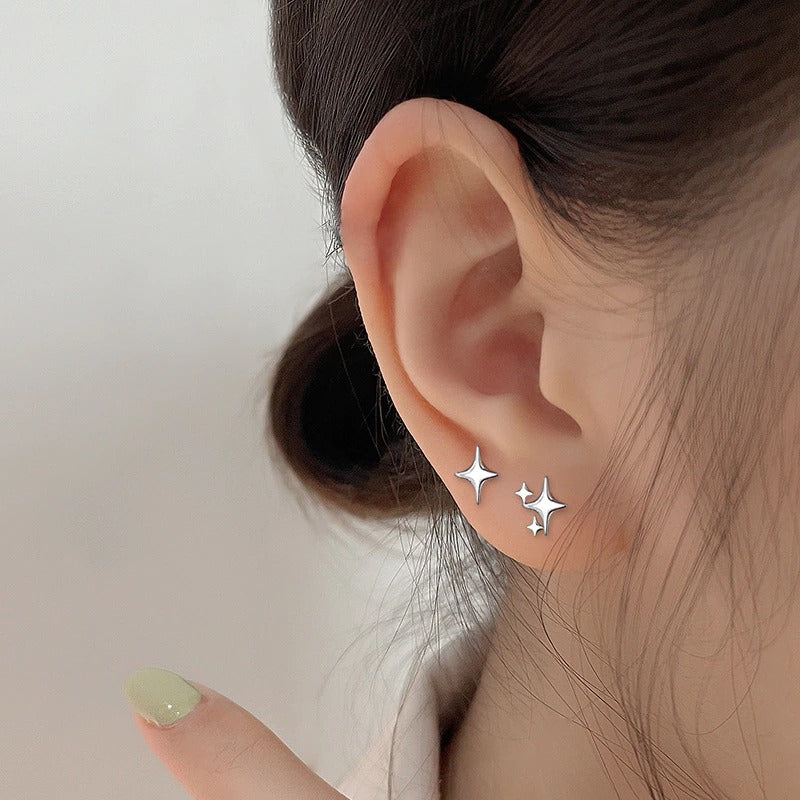 Süße und kleine asymmetrische Ohrstecker in Sternform