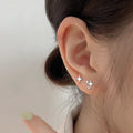 Süße und kleine asymmetrische Ohrstecker in Sternform