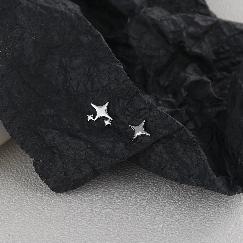 Süße und kleine asymmetrische Ohrstecker in Sternform