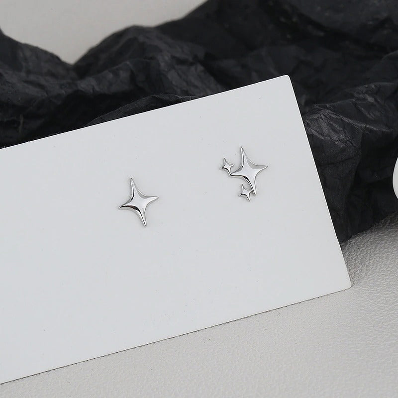 Süße und kleine asymmetrische Ohrstecker in Sternform