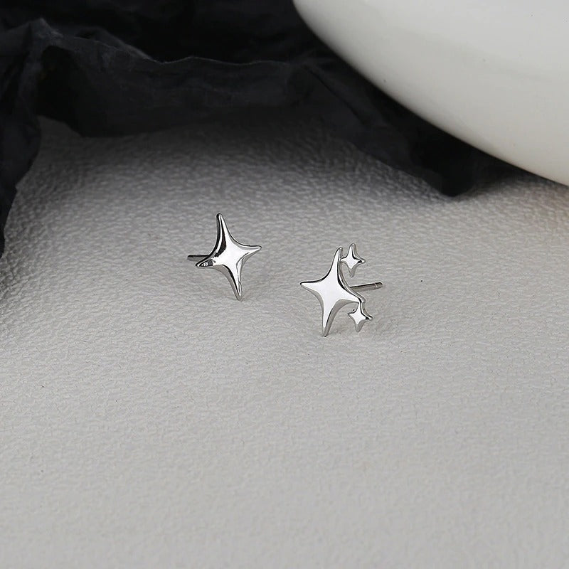 Süße und kleine asymmetrische Ohrstecker in Sternform