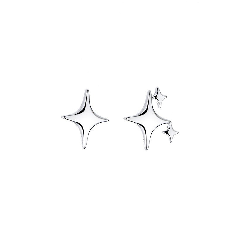 Süße und kleine asymmetrische Ohrstecker in Sternform