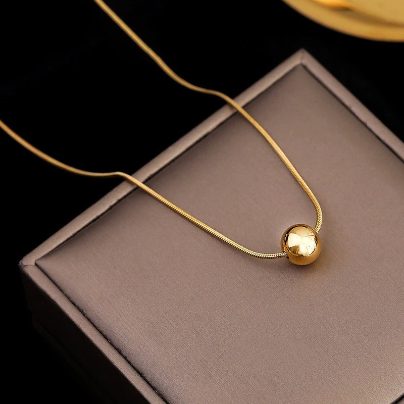 Minimalistische Halskette mit goldenem Kugelanhänger und Schlüsselbeinkette