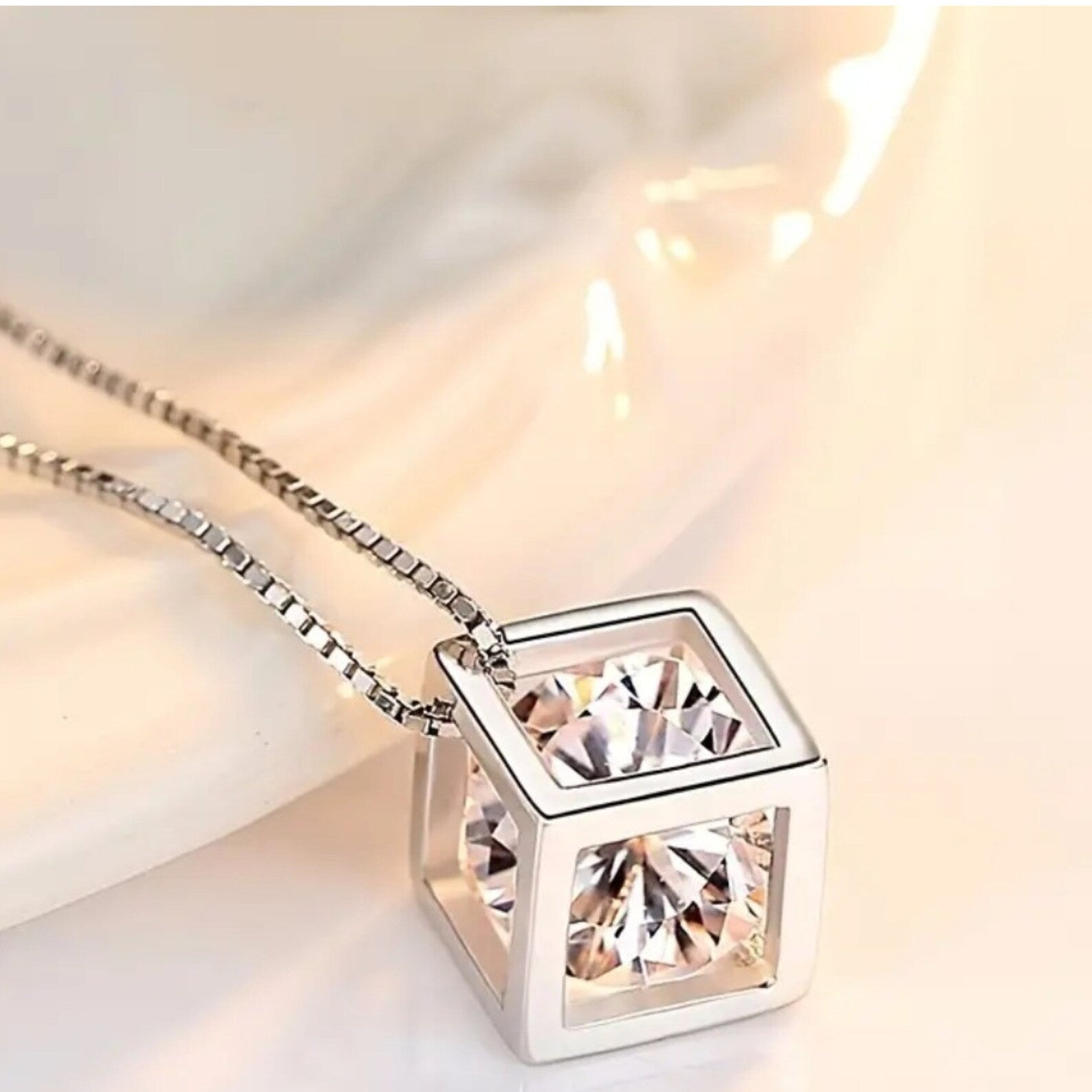 Chavri - Funkelnde Kristall-Würfel-Halskette