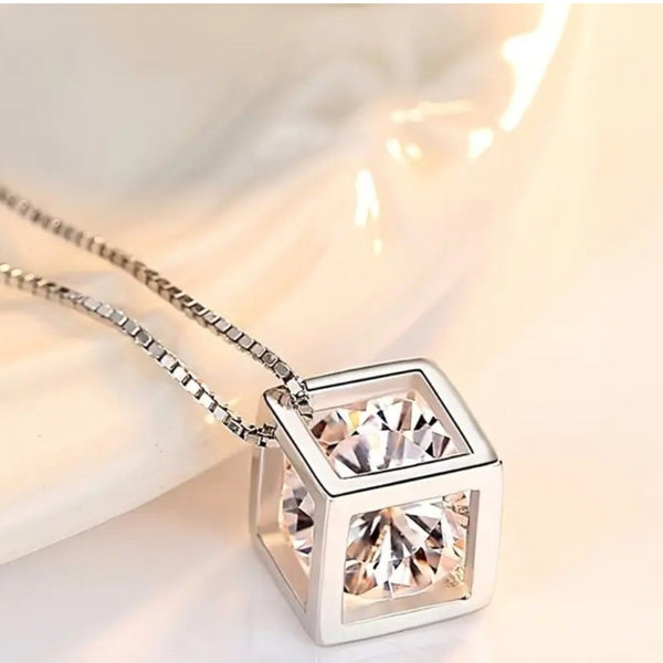 Chavri - Funkelnde Kristall-Würfel-Halskette