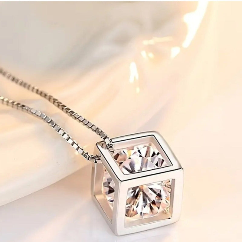 Chavri - Funkelnde Kristall-Würfel-Halskette