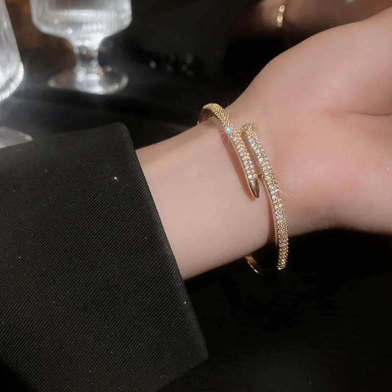 Carmiora - Einzigartiges Zirkon-Nagel-Armband