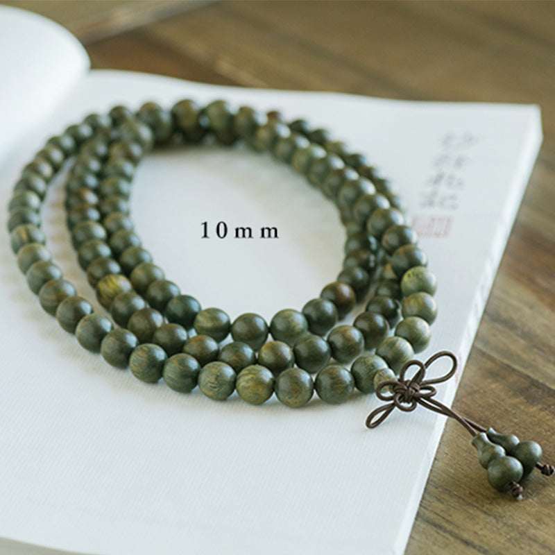 Carmiora 108 Mala-Perlen, grünes Sandelholz, chinesisches Knoten-Beruhigungsarmband
