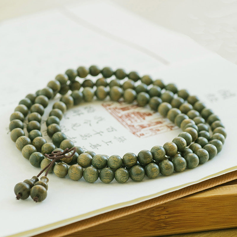 Carmiora 108 Mala-Perlen, grünes Sandelholz, chinesisches Knoten-Beruhigungsarmband