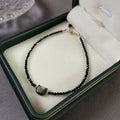 Carmiora 14K vergoldetes schwarzes Spinell-weißes Kristall-Heilarmband mit süßer Katze aus Tridacna-Stein