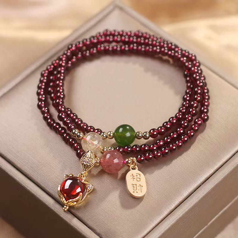 Carmiora Natürlicher Granat-Erdbeerquarz-Kristall, Fuchs-Koi-Fisch, Friedensschnalle, Glücksschutz, dreifach gewickeltes Armband