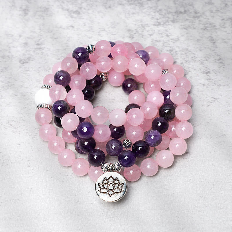 Carmiora natürliches Rosenquarz- und Amethyst-Mala-Perlen-Lotus-Anhänger-Armband