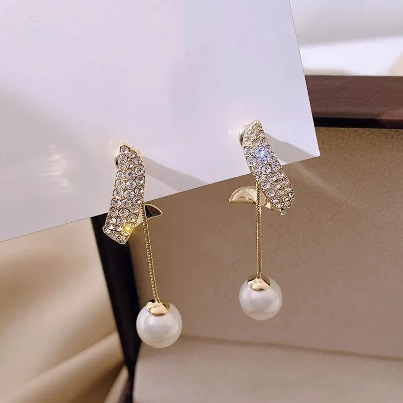 Chavri - Glänzende baumelnde Perlenohrringe