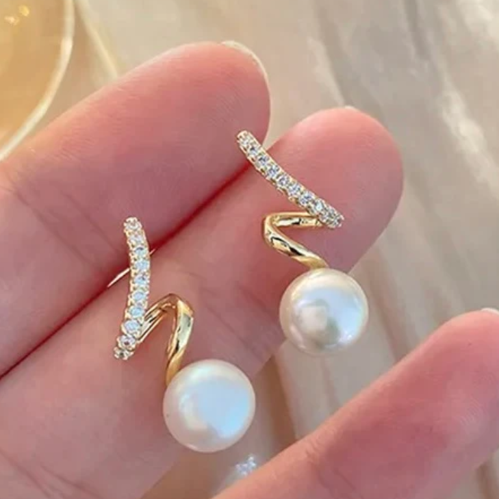 Chavri - Glänzende baumelnde Perlenohrringe