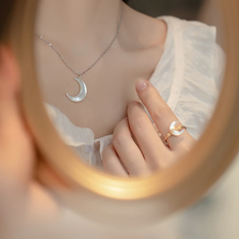 Carmiora Natural Tridacna Stone Moon 14K Gold Segensring