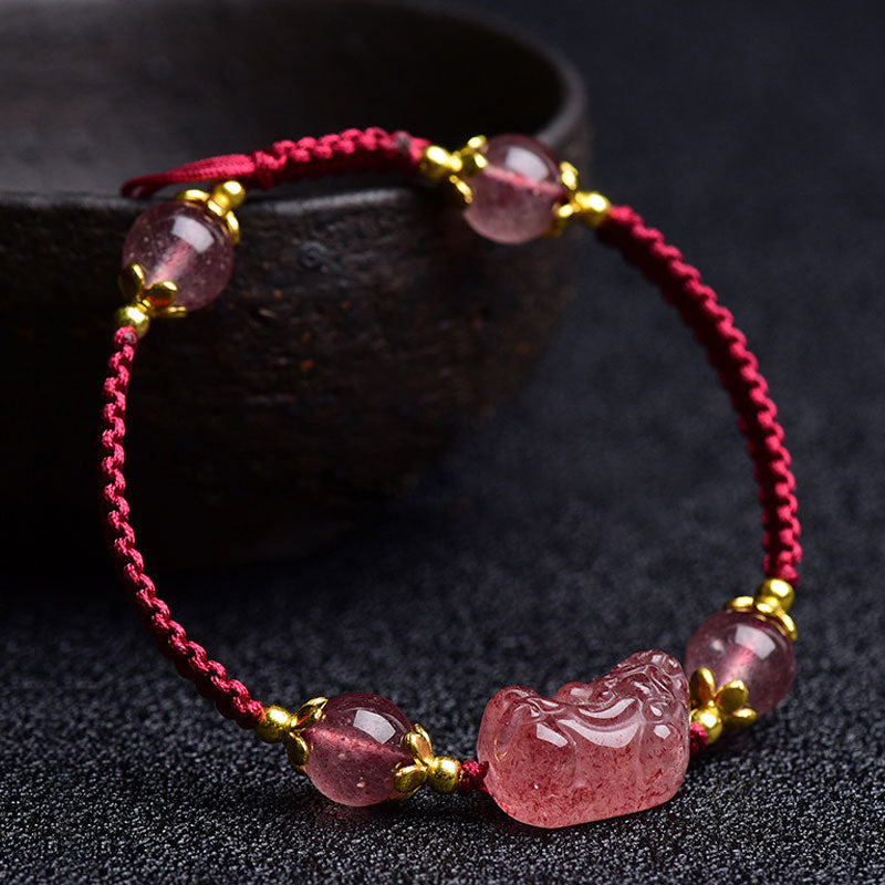 Carmiora Natürliches Erdbeer-Kristall-Pixiu-Charm-Glücksarmband mit roter Schnur