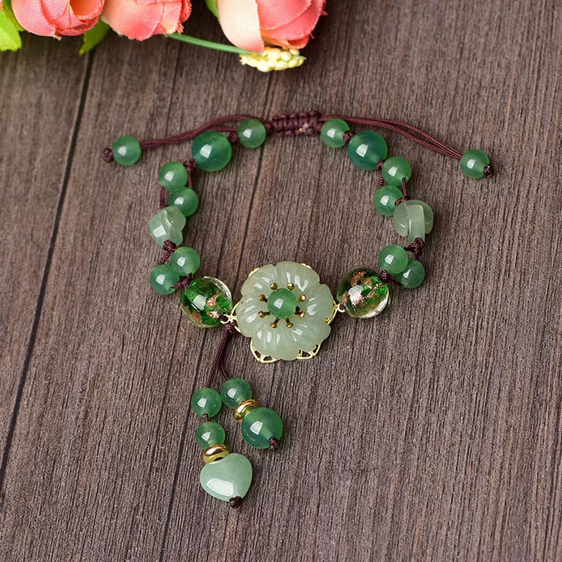 Carmiora natürliches grünes Jade-Glücks-Armband mit baumelnder Blume