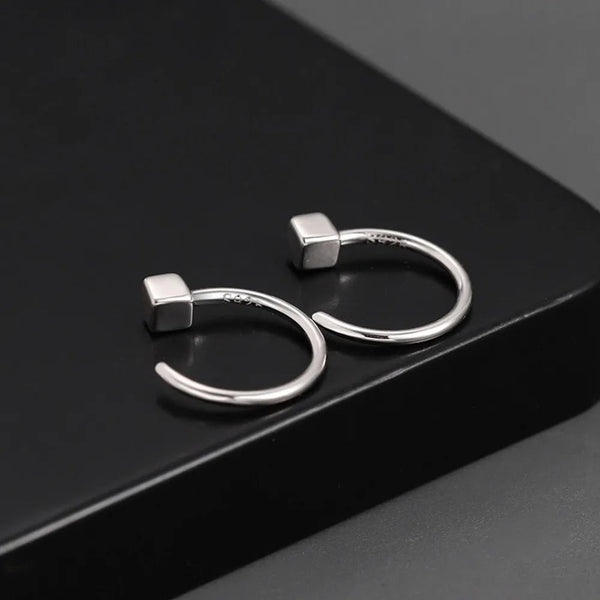 Carmiora - Minimalistische quadratische Ohrringe