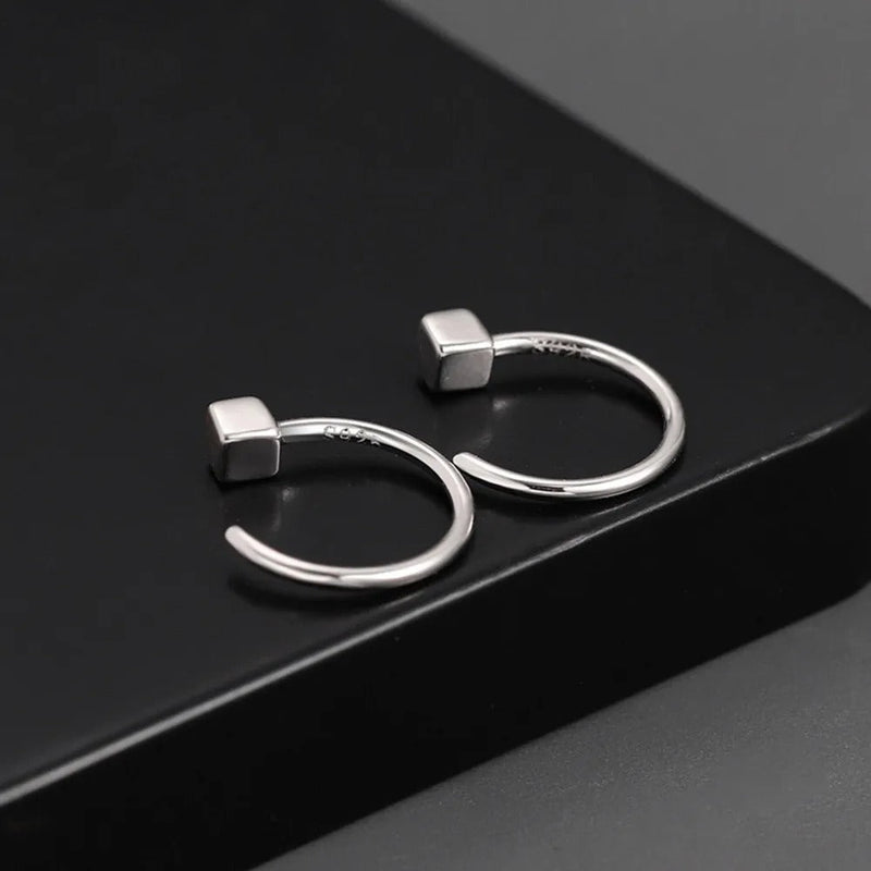 Chavri - Minimalistische quadratische Ohrringe