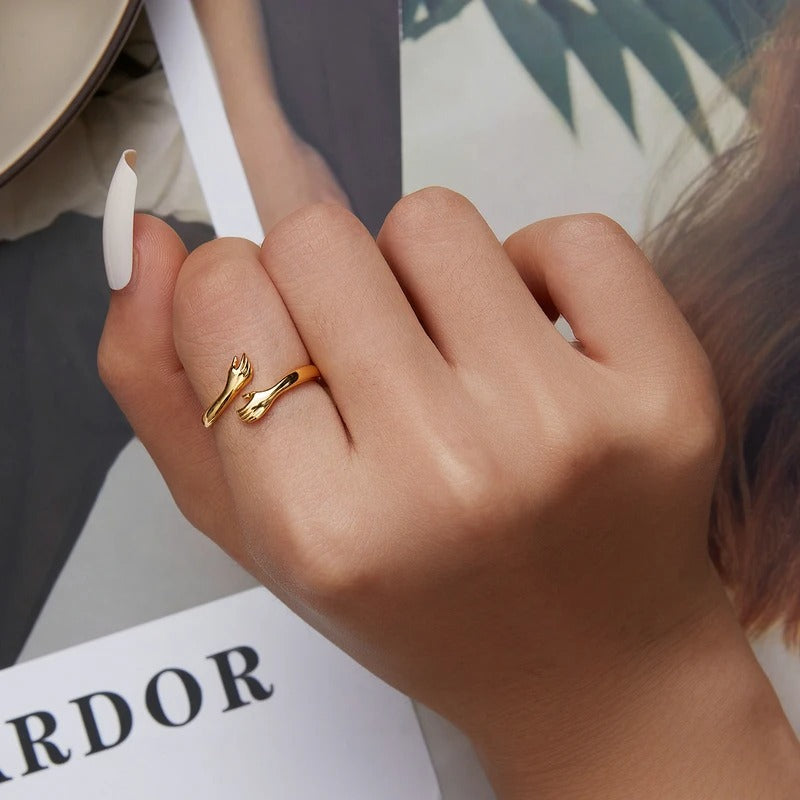 Carmiora- Umarmende Hände Ring
