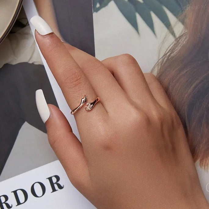 Chavri- Umarmende Hände Ring