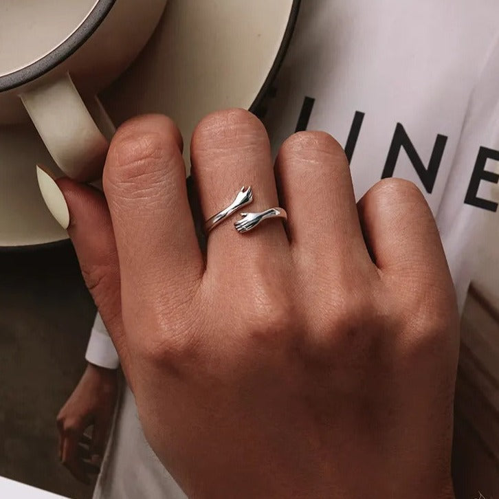 Chavri- Umarmende Hände Ring