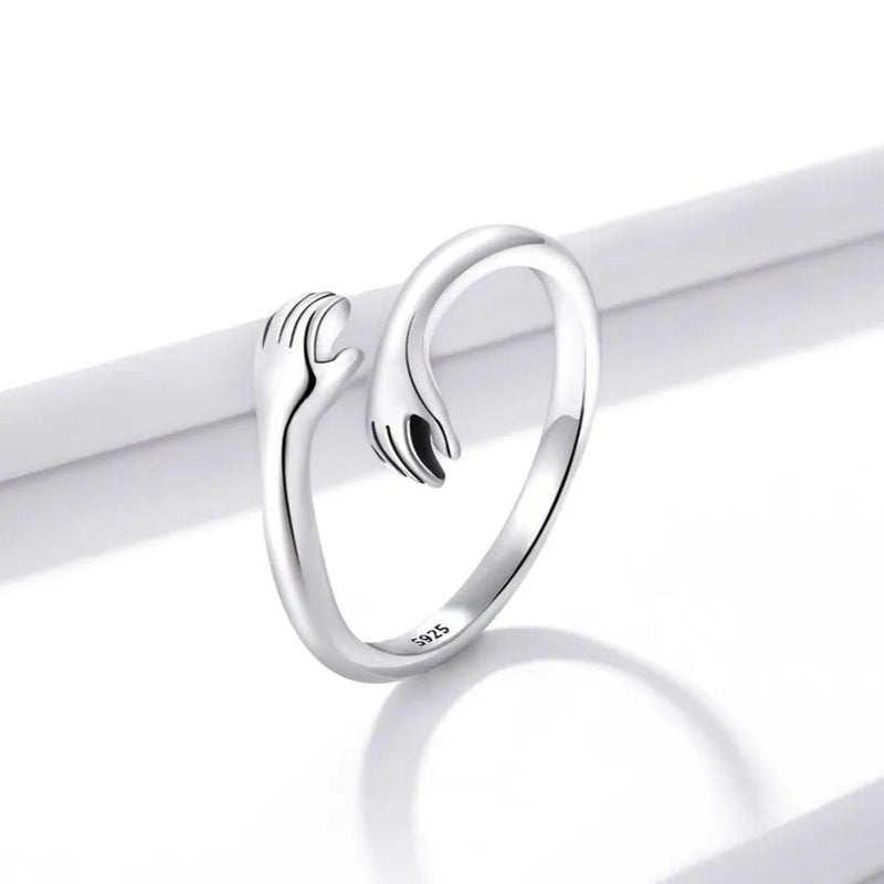 Carmiora- Umarmende Hände Ring