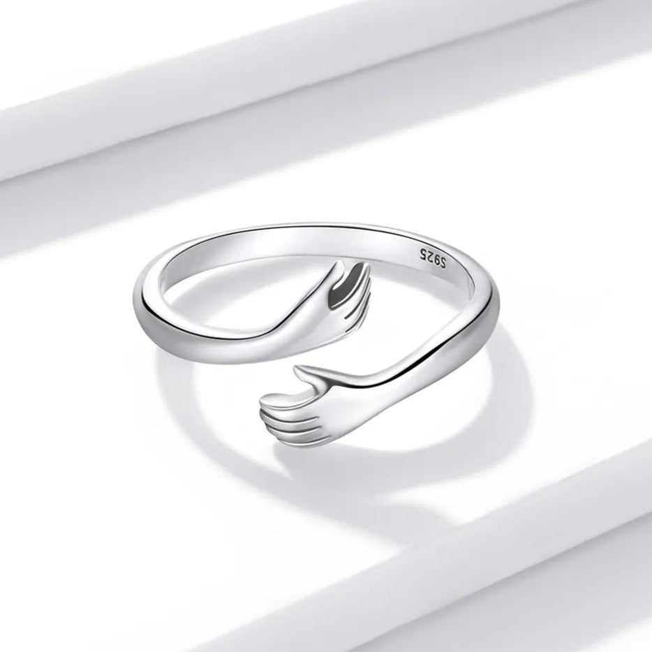 Chavri- Umarmende Hände Ring
