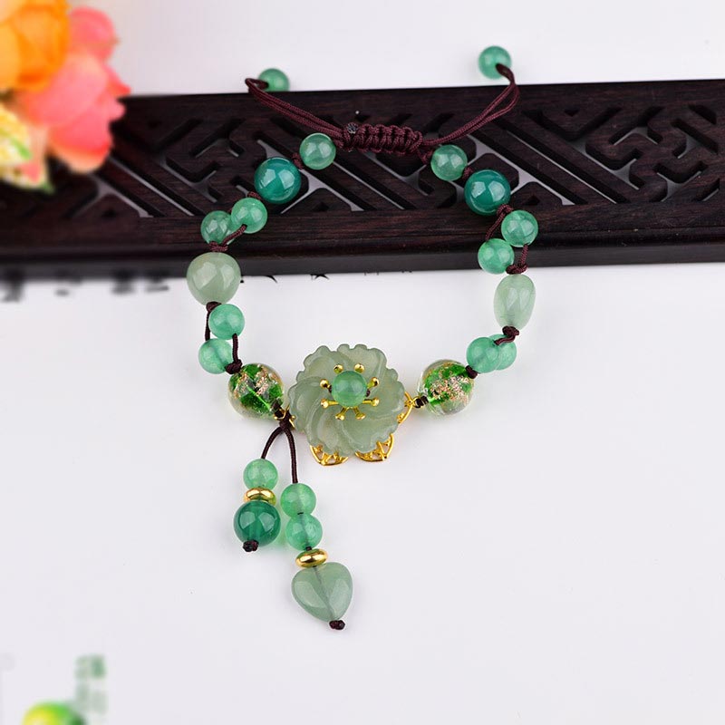 Carmiora natürliches grünes Jade-Glücks-Armband mit baumelnder Blume