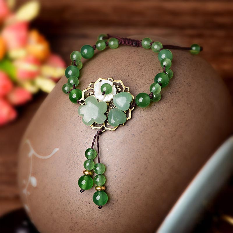 Carmiora natürliches grünes Jade-Glücks-Armband mit baumelnder Blume