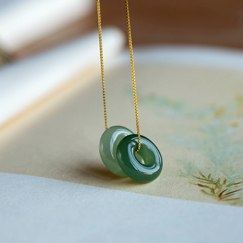 Carmiora natürlicher runder Jade-Halskettenanhänger mit Friedensschnalle und Glücksfülle