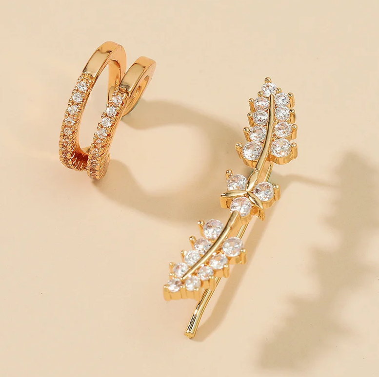 Chavri - Schimmernde Manschetten-Ohrringe