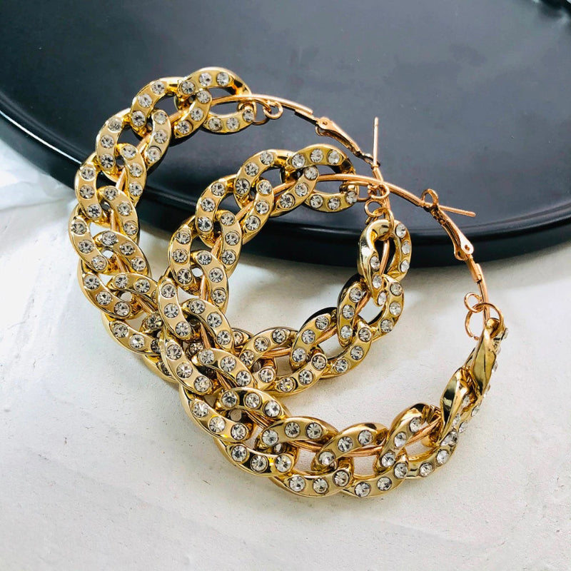 Übergroße, auffällige Creolen mit eingelassenen Strasssteinen und dicken Ketten