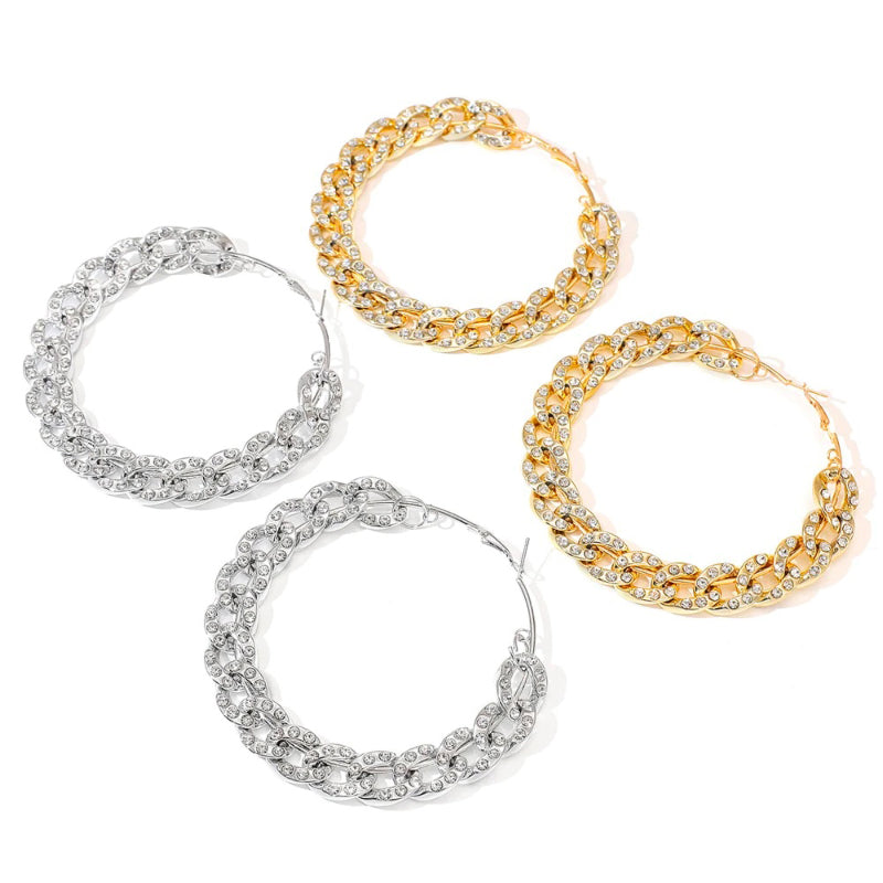 Übergroße, auffällige Creolen mit eingelassenen Strasssteinen und dicken Ketten