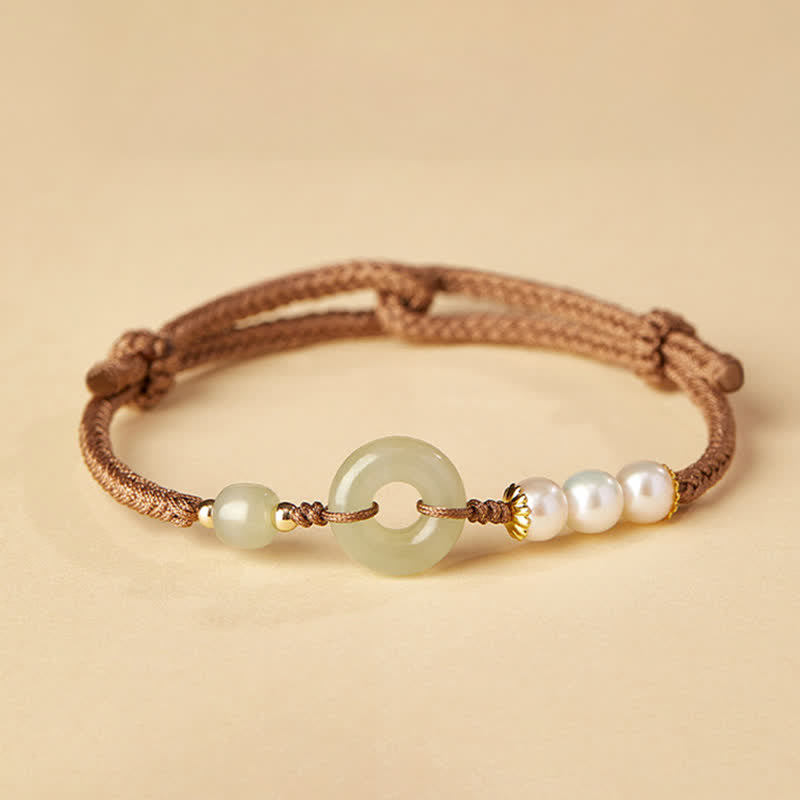 Carmiora Glücksarmband mit natürlicher Hetian-Jade-Perle und Friedensschnalle