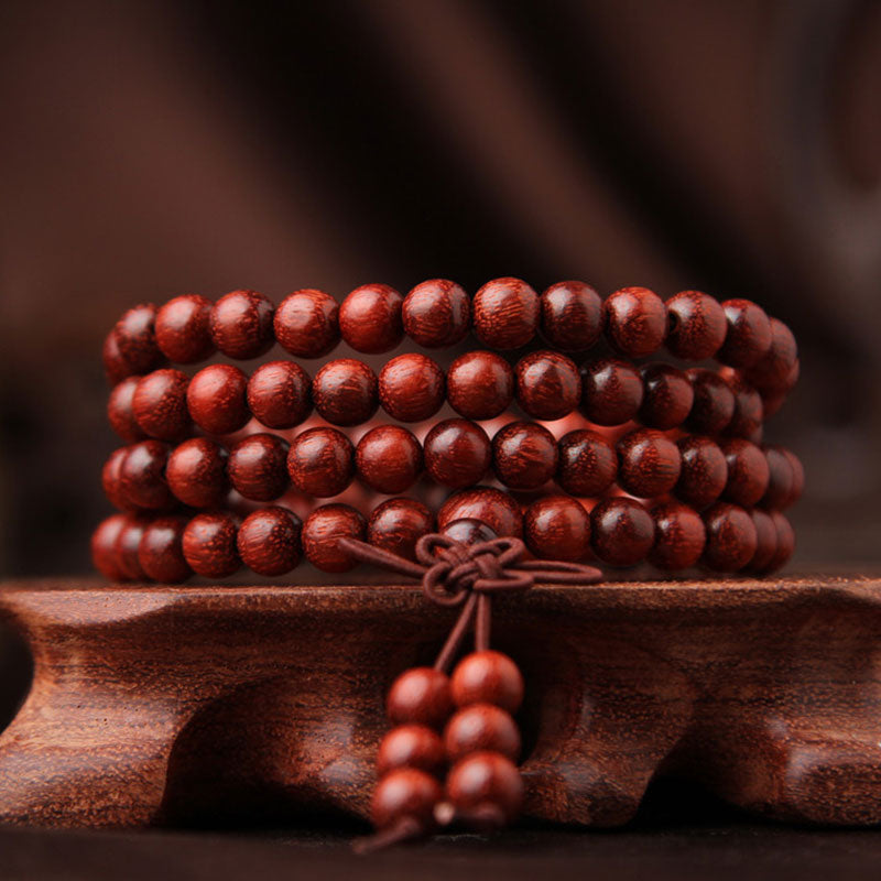 Carmiora Tibetisches Mala-Meditationsarmband mit kleinen Blättern aus rotem Sandelholz und 108 Perlen