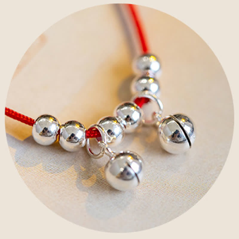 Carmiora Fußkettchen aus 925er-Sterlingsilber mit rotem Schnurgeflecht und Glockenanhänger
