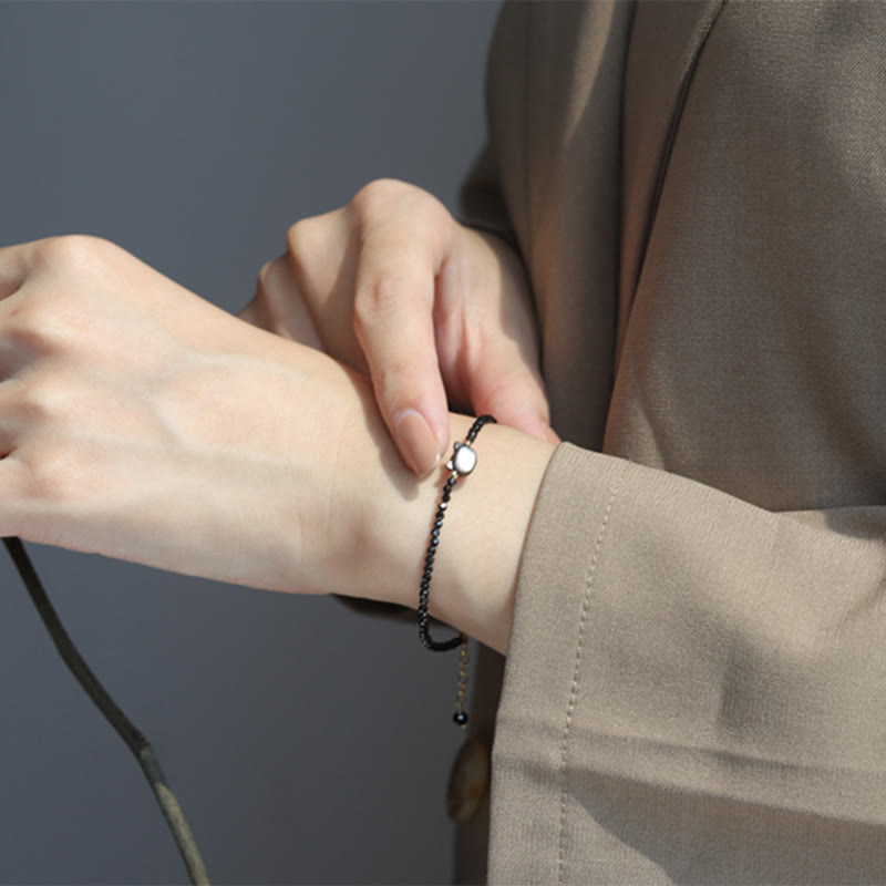 Carmiora 14K vergoldetes schwarzes Spinell-weißes Kristall-Heilarmband mit süßer Katze aus Tridacna-Stein