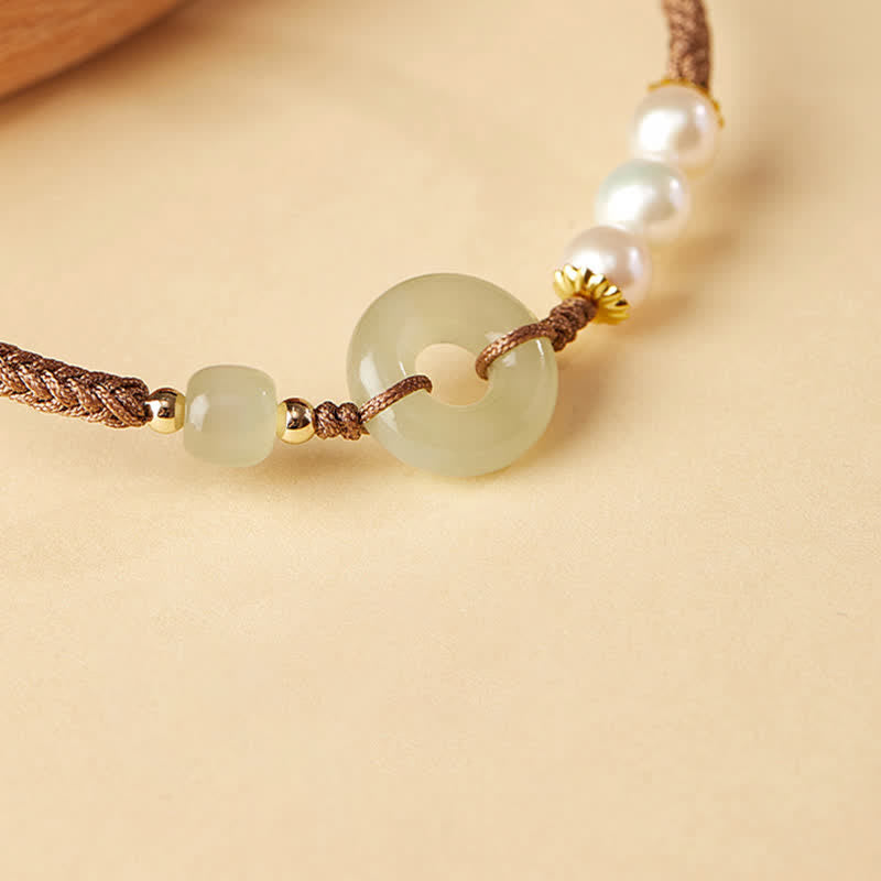 Carmiora Glücksarmband mit natürlicher Hetian-Jade-Perle und Friedensschnalle