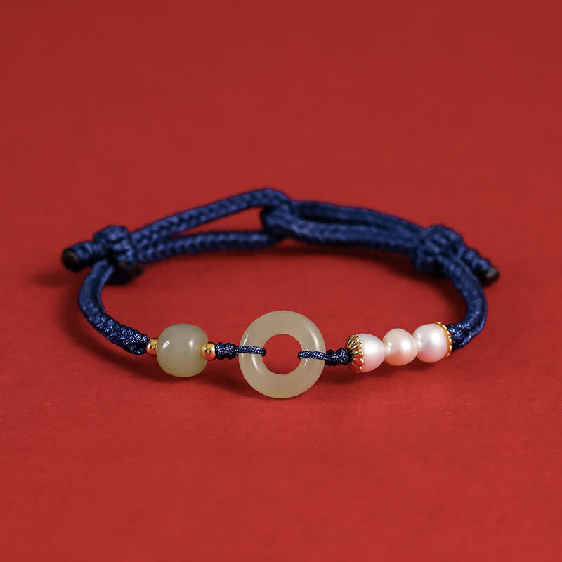 Carmiora Glücksarmband mit natürlicher Hetian-Jade-Perle und Friedensschnalle