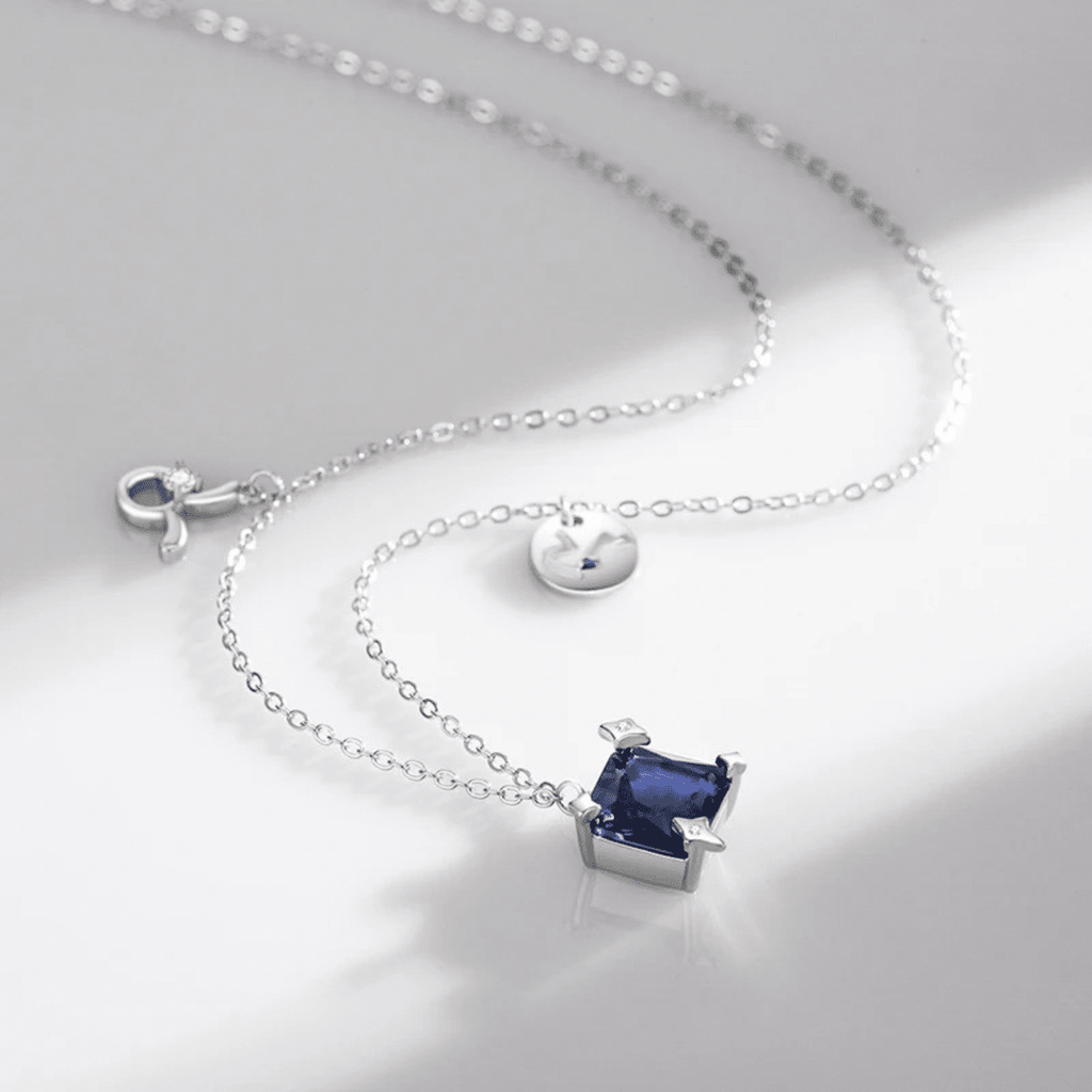 Elegante, azurblaue, quadratische Halo-Halskette