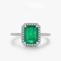 Eleganter Halo-Ring mit Smaragd