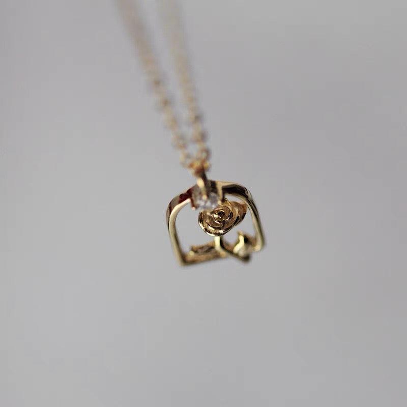 Verzauberte Rose-Halskette (massives Silber)