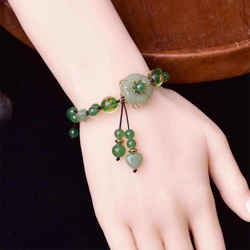 Carmiora natürliches grünes Jade-Glücks-Armband mit baumelnder Blume