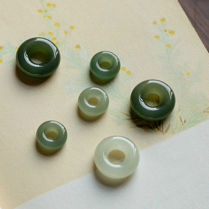 Carmiora natürlicher runder Jade-Halskettenanhänger mit Friedensschnalle und Glücksfülle