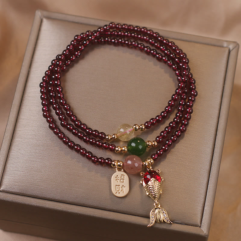 Carmiora Natürlicher Granat-Erdbeerquarz-Kristall, Fuchs-Koi-Fisch, Friedensschnalle, Glücksschutz, dreifach gewickeltes Armband