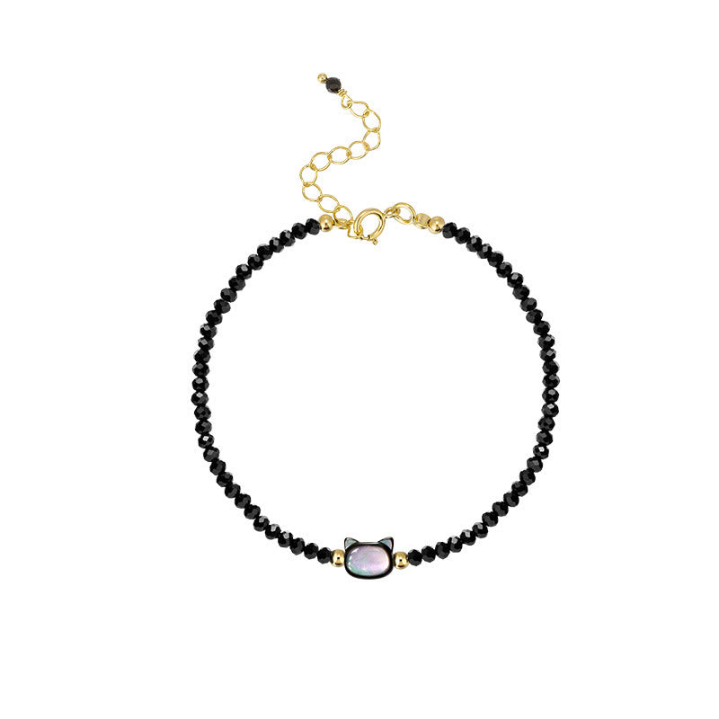 Carmiora 14K vergoldetes schwarzes Spinell-weißes Kristall-Heilarmband mit süßer Katze aus Tridacna-Stein