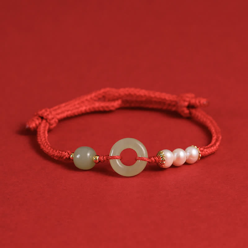 Carmiora Glücksarmband mit natürlicher Hetian-Jade-Perle und Friedensschnalle