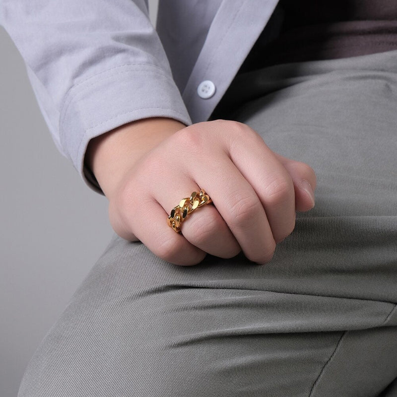 Klobige Kettenringe aus Edelstahl im Punk-Stil